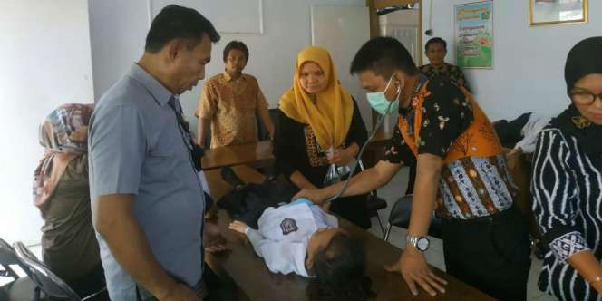 Geger Bocah Keluarkan Semut dan Kertas dari Telinga