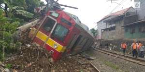 Detik-detik Anjloknya KRL di Bogor, Penumpang Terjepit