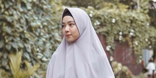 Gaya Lindswell Kwok Pakai Gamis Putih Teduh Menawan