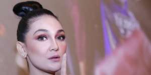 Pilih Luna Berbusana Hanbok Korea Atau Syahrini Berkimono?
