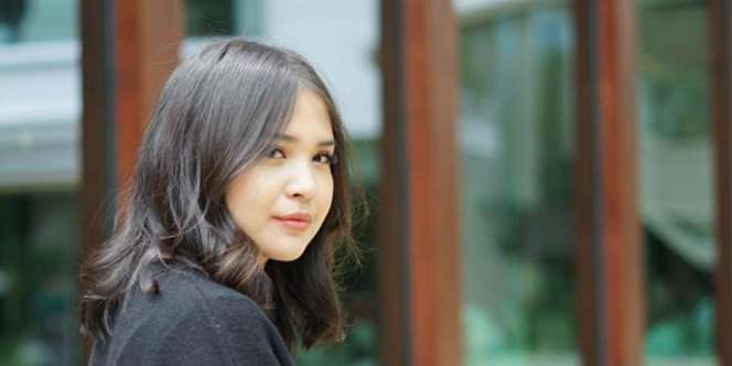 Ibunda Putri Titian Larang Anaknya Tinggalkan Makam Sang Suami