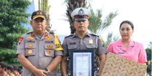 Kisah Heroik Polisi Penyelamat Keluarga yang Terjebak Banjir Tol Madiun