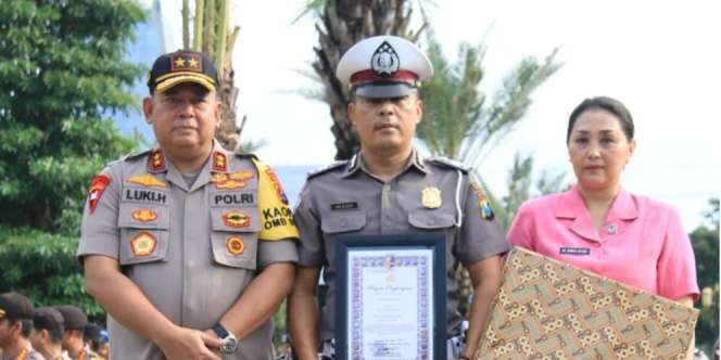 Kisah Heroik Polisi Penyelamat Keluarga yang Terjebak Banjir Tol Madiun