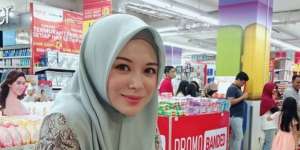 Jejak Mualaf Model Cantik Ayana Moon Diikuti Sang Adik