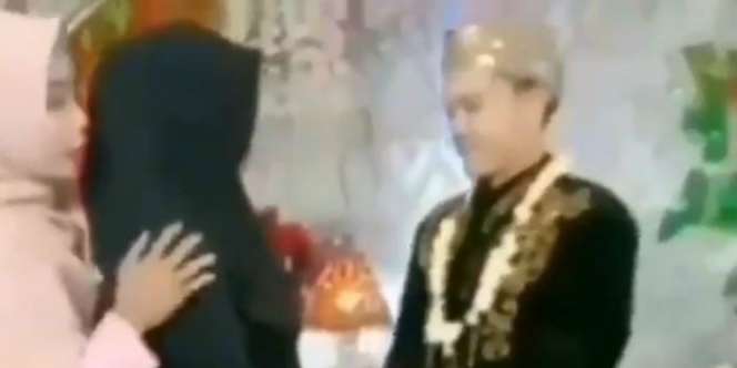 Datang ke Nikahan Mantan, Cara Salaman Wanita Ini Jadi Sorotan