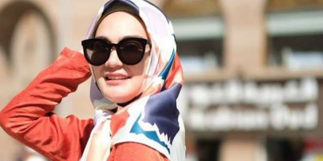 Pulang Umroh Luna Maya Berjualan Hijab, Cek Harganya