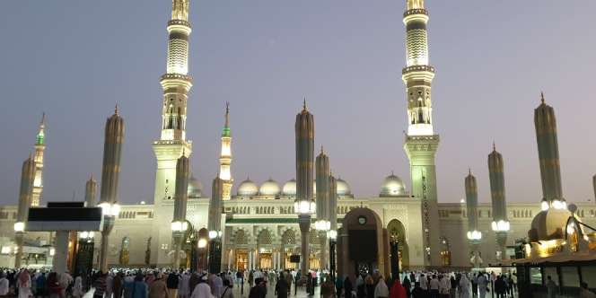 Pengalaman Menggetarkan Sholat Pertama Kali di Masjid Nabawi