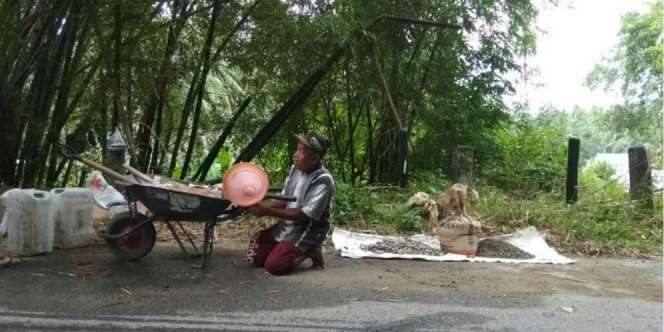 Perjuangan Kakek Husain Tambal Jalanan