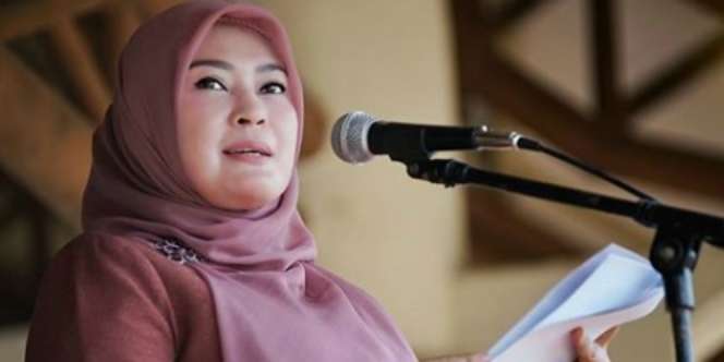 Heboh Mobil Dinas Prado Rp1,9 Miliar, Tengok Gaya Hijab Bupati Irna Narulita