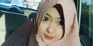 Gaya Hijab Kakak Ria Ricis yang Berprofesi Dokter