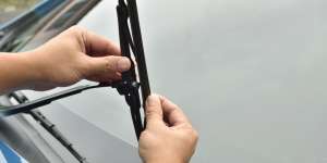 Trik Lain Karet Wiper Tetap Awet Saat Diparkir di Luar Ruangan