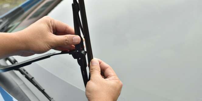 Trik Lain Karet Wiper Tetap Awet Saat Diparkir di Luar Ruangan