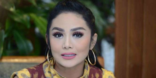 Panen Padi Pakai Heels Super Mahal, Krisdayanti Jadi Sorotan