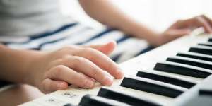 Rangsang Pertumbuhan Otak Si Kecil dengan Musik