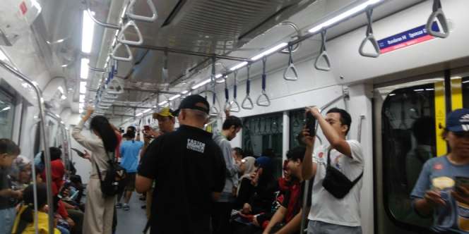 Momen Seru Warga Jakarta Ramai-ramai Jajal MRT