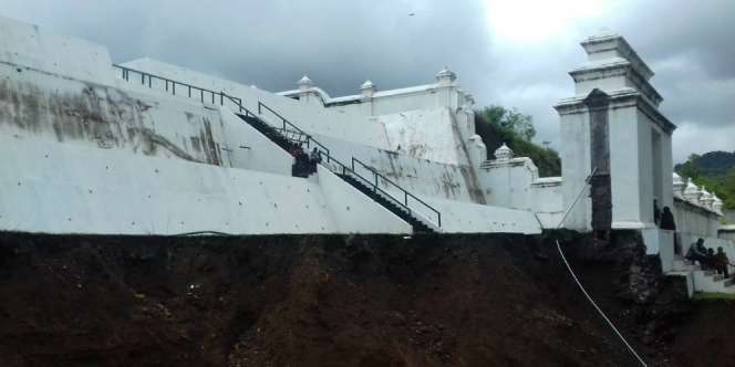 Komplek Makam Raja-Raja Mataram Longsor Parah