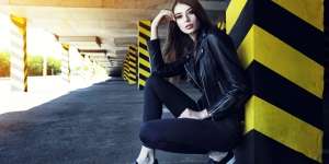 4 Pilihan Jeans Hitam untuk Ragam Acara, Bikin Kamu Makin Chic!