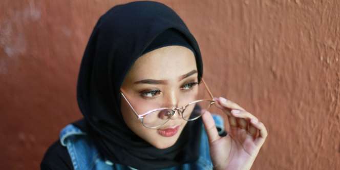 4 Tips Merias Mata untuk Pengguna Kacamata