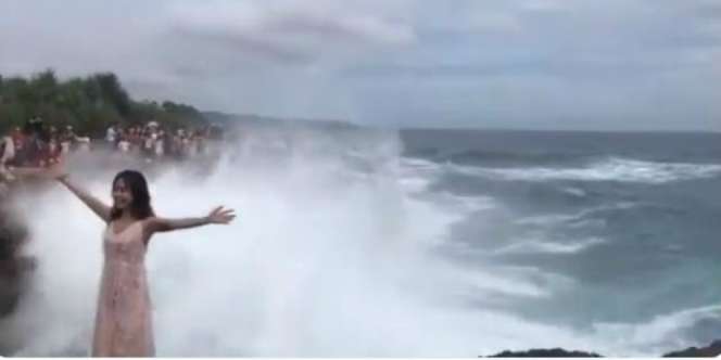 Turis Diterjang 'Air Mata Setan' Saat Berfoto di Tepi Pantai Nusa Lembongan