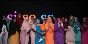 Ayu Dewi Hingga Paula Verhoeven Berhijab Syar'i di Panggung Runway