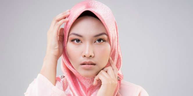 Cara Mengoleskan Kembali Tabir Surya Tanpa Merusak Makeup