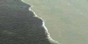 Geger Air Laut Dua Warna Tak Bisa Bercampur di Jembatan Suramadu