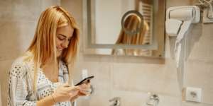 Remaja Cantik Tewas Gara-Gara Ngecas Ponsel di Toilet