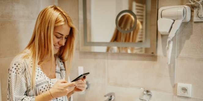Remaja Cantik Tewas Gara-Gara Ngecas Ponsel di Toilet