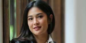 Pakai Bandana Rp3,4 Juta, Dian Sastro Stunning Abis!