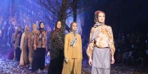 Nostalgia Musim Gugur di Busana Muslim Ivan Gunawan