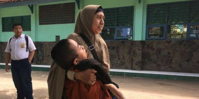 Semangat Fauzan Tiap Hari Digendong Ibu ke Sekolah