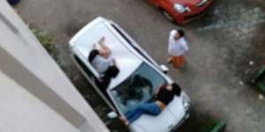 Dua Gadis Makassar Terkapar di Atas Mobil