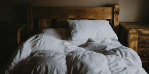 Gadis Ini Merasa Lehernya Dibelai Lembut Saat Tidur, Saat Bangun Ternyata...