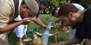 Indahnya Christchurch, Warga Jaga Umat Muslim yang Sholat Jumat
