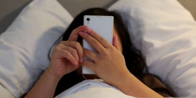 Saban Hari Main Ponsel Sebelum Tidur Malam, Wanita Ini Meninggal Mendadak