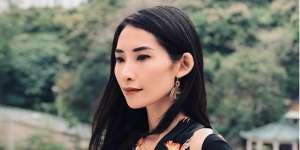 Inspirasi Outfit Kekinian untuk Traveling ala Nicoline Patricia