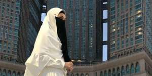 Gaya 4 Artis Bercadar ketika Umroh