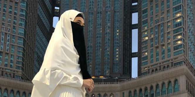 Gaya 4 Artis Bercadar ketika Umroh