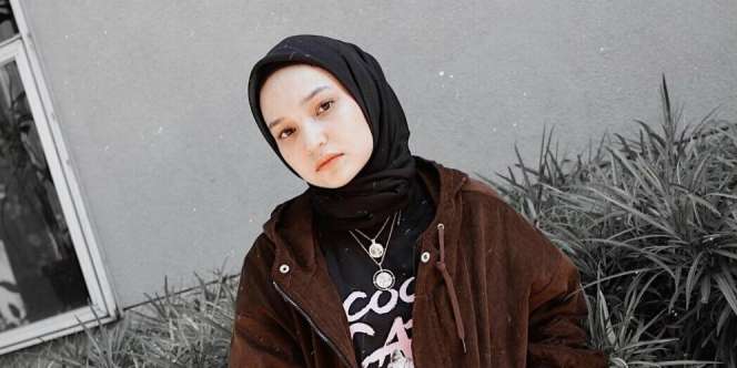 Padu Padan Hijab dengan Jaket ala Selebgram