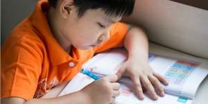 Cara Efektif Saat Dampingi Si Kecil Saat Kerjakan PR