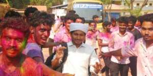 Viral Siswa Muslim Dikawal Biar Tak Terciprat Cat Festival Holi