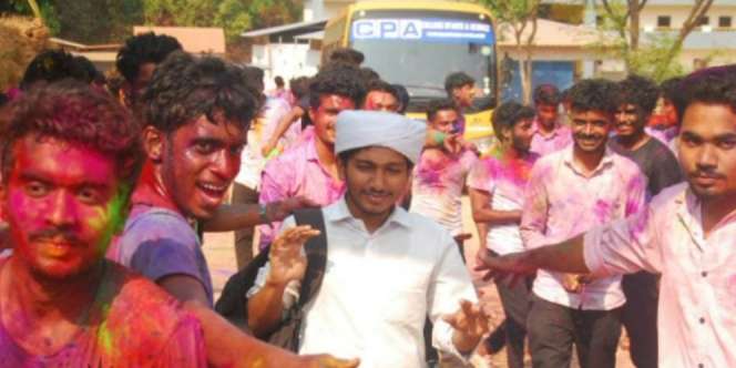 Viral Siswa Muslim Dikawal Biar Tak Terciprat Cat Festival Holi