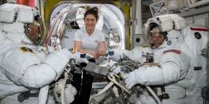 Astronot Wanita Gagal ke Luar Angkasa Gara-Gara Baju