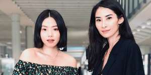 Gaya Dua Influencer Menjelajah Sudut Artistik Hong Kong