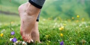 Berjalan Tanpa Alas Kaki, Benarkah Sehat?