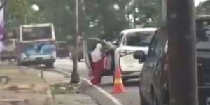 Viral Rekaman Aksi Ibu Dorong Bocah Perempuan Keluar Mobil