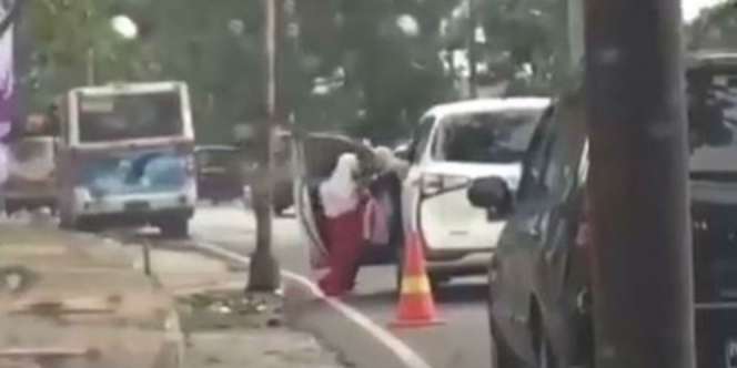 Viral Rekaman Aksi Ibu Dorong Bocah Perempuan Keluar Mobil