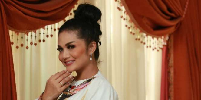 Kenakan Hijab, Alis Krisdayanti Jadi Sorotan
