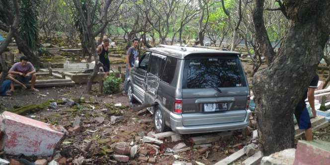 Mobil di Tengah Kuburan Gegerkan Warga Pasuruan