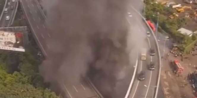 Mencekam! Kebakaran Terjadi di Bawah Jalan Layang Tol Pluit